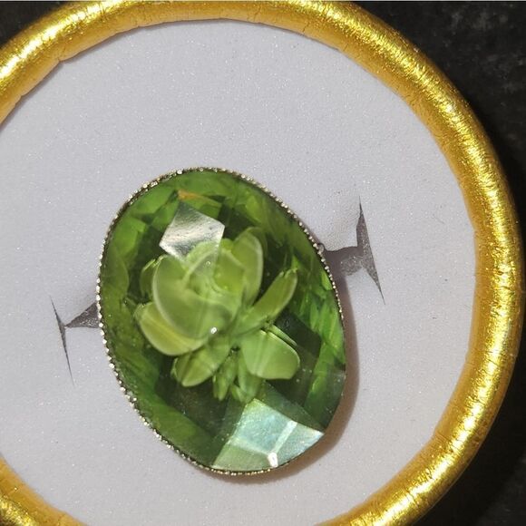 Green & silver blossom with floral center gemstone adjustable ring - Picture 3 of 3